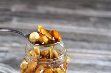 Fındıklı, fındıklı, fındıklı, bademli ve kaju fıstıklı doğal bal. Bu bal, arı kolonilerini beslemek için yapılan ve depolanan tatlı ve yapışkan bir maddedir.