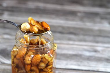 Fındıklı, fındıklı, fındıklı, bademli ve kaju fıstıklı doğal bal. Bu bal, arı kolonilerini beslemek için yapılan ve depolanan tatlı ve yapışkan bir maddedir.