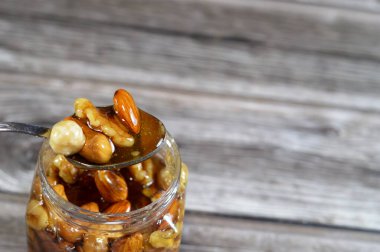 Fındıklı, fındıklı, fındıklı, bademli ve kaju fıstıklı doğal bal. Bu bal, arı kolonilerini beslemek için yapılan ve depolanan tatlı ve yapışkan bir maddedir.