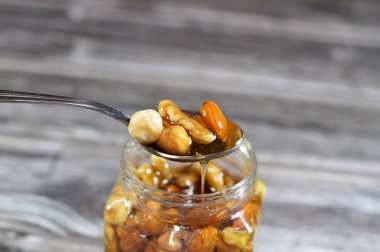 Fındıklı, fındıklı, fındıklı, bademli ve kaju fıstıklı doğal bal. Bu bal, arı kolonilerini beslemek için yapılan ve depolanan tatlı ve yapışkan bir maddedir.