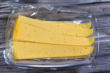 Mısır Rumi peyniri dilimleri, Gebna romiya veya gebna turkiya, Roumi, Romi ayrıca Romy, orta doğu parmesan sert peyniri, keskin bir kokusu ve farklı derecede tuzlu bir kokusu vardır.