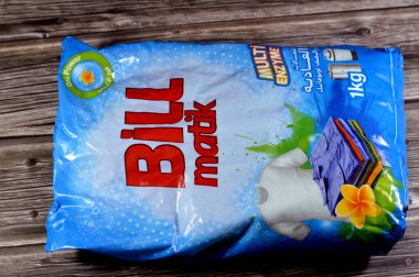 Kahire, Mısır, 12 Şubat 2024: BIM Süpermarket zinciri için Bill Matik deterjan paketi tasarımı, yeni gelişmiş formül ve etkili köpükle, açık beyaz ve parlak renkler için sert lekeleri temizler