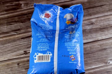 Kahire, Mısır, 12 Şubat 2024: BIM Süpermarket zinciri için Bill Matik deterjan paketi tasarımı, yeni gelişmiş formül ve etkili köpükle, açık beyaz ve parlak renkler için sert lekeleri temizler