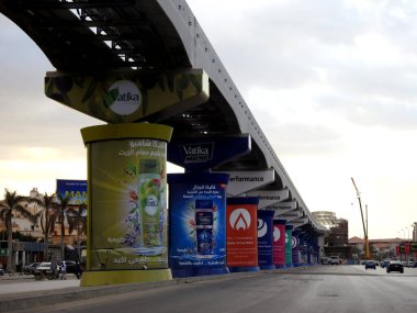 Kahire, Mısır, 26 Ocak 2024: Vatika şampuanı ve saç bakım ürünleri reklamları Kahire 'deki tek raylı raylı raylı sütunlar, reklam afişleri ve raylı raylı kollardaki hizmetler