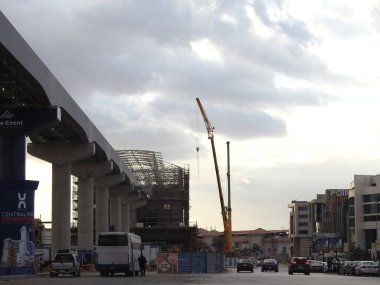 Kahire, Mısır, 26 Ocak 2024: Yapım aşamasında olan bir tek raylı istasyon alanı, iskeleler ve vinçlerle, Kahire tek raylı sistemi, şu anda yapım aşamasında olan iki hatlı tek hatlı hızlı ulaşım sistemidir.