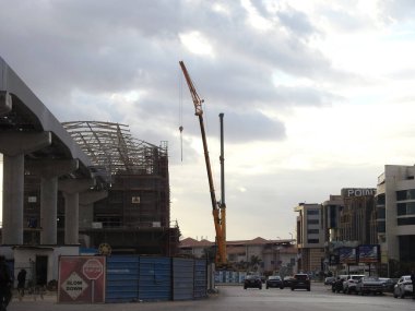 Kahire, Mısır, 26 Ocak 2024: Yapım aşamasında olan bir tek raylı istasyon alanı, iskeleler ve vinçlerle, Kahire tek raylı sistemi, şu anda yapım aşamasında olan iki hatlı tek hatlı hızlı ulaşım sistemidir.