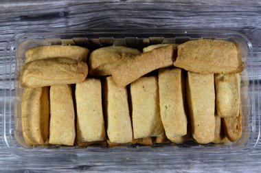 Sade Menen pastanesi, doğulu krakerler ve kurabiyeler, genellikle pişmiş ya da tamr, Ajwa ya da hurma ile doldurulmuş, Arap Mısırlı doğulu kurabiyeler, çay gibi bir içecekle çerez olarak tüketilen