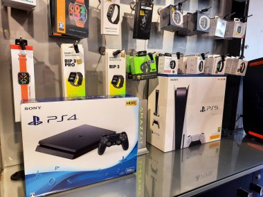 Kahire, Mısır, 9 Şubat 2024: Sony 'den Playstation PS4 PS5, beş oyun konsolu, iki el bilgisayarı, bir medya merkezi, bir akıllı telefon ve çevrimiçi hizmetlerden oluşan bir video oyun markası.