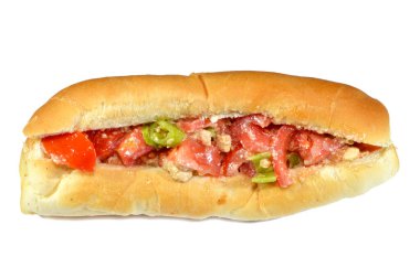 Mısır peyniri ile doldurulmuş bir çörek süzme Kariş peynirinden ev yapımı Mish peyniri tuzlu, tuzlu peyniri aylarca mayalayan, tahini, yağ, domates dilimleri, yeşil biberli