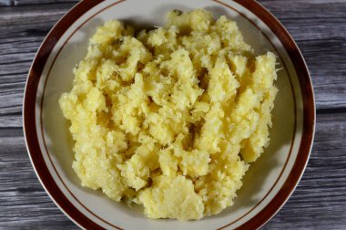 Sarımsak tanecikleri, önceden doğranmış, ezilmiş, doğranmış ve öğütülmüş, çeşitli mutfaklarda kullanılmaya hazır sarımsak dilimleri, sarımsak Allium sativum, Allium cinsinde çiçek açan bir bitki türü.