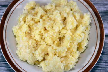 Sarımsak tanecikleri, önceden doğranmış, ezilmiş, doğranmış ve öğütülmüş, çeşitli mutfaklarda kullanılmaya hazır sarımsak dilimleri, sarımsak Allium sativum, Allium cinsinde çiçek açan bir bitki türü.