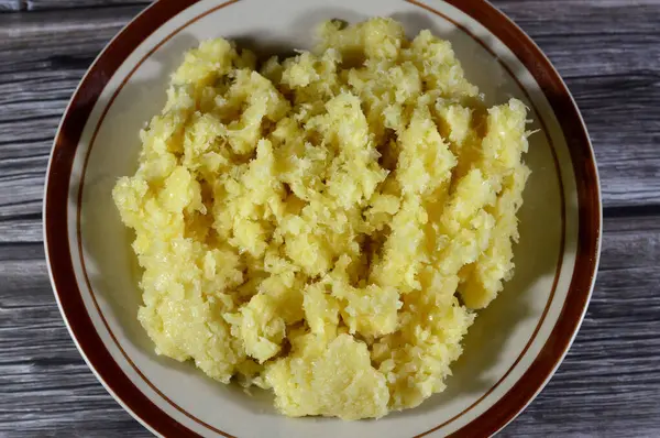 Sarımsak tanecikleri, önceden doğranmış, ezilmiş, doğranmış ve öğütülmüş, çeşitli mutfaklarda kullanılmaya hazır sarımsak dilimleri, sarımsak Allium sativum, Allium cinsinde çiçek açan bir bitki türü.