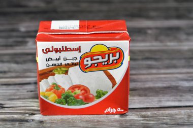 Kahire, Mısır, 19 Şubat 2024: Prego Istanbolli beyaz peyniri sebze yağları içerir, günlük yemeklerinize peynir katmak, sandviç ve atıştırmalık yapmak, seçici odaklanma