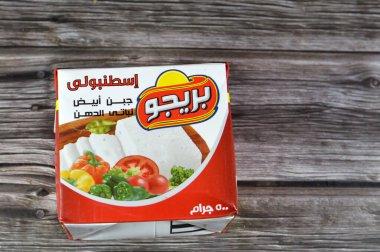 Kahire, Mısır, 19 Şubat 2024: Prego Istanbolli beyaz peyniri sebze yağları içerir, günlük yemeklerinize peynir katmak, sandviç ve atıştırmalık yapmak, seçici odaklanma