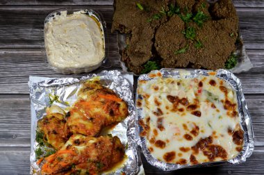 Arap usulü kızarmış sığır ciğeri dilimleri, buğday kepekli sığır ciğeri, karides kremalı deniz ürünleri, kalamar, balık filetosu, mozzarella peyniri, ızgara balık fileto