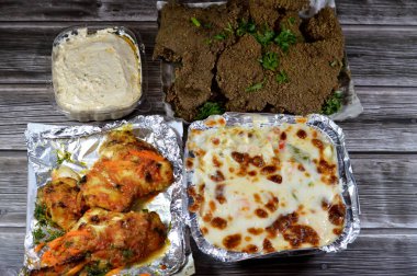 Arap usulü kızarmış sığır ciğeri dilimleri, buğday kepekli sığır ciğeri, karides kremalı deniz ürünleri, kalamar, balık filetosu, mozzarella peyniri, ızgara balık fileto