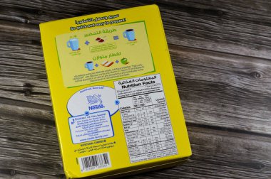 Kahire, Mısır, 21 Şubat 2024: Nestle Nesquik, İsviçreli Nestle firması tarafından üretilen bir gıda ürünü, çikolata aromalı sütün karışımı olan Nestl Quik ve Nesquik, seçici odaklı