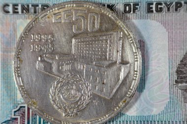 Arap Ligi 'nin 1945-1995 yıllarında (Mısır Arap Cumhuriyeti 5LE) 100 EGP' lik Mısır para senedi üzerindeki altın yıldönümü anısına beş Mısır gümüş sikkesi dolaşımsız.