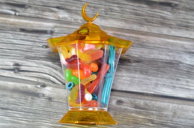 Ramazan lambası, şekerleme, jelibon, şekerleme, jelibon ya da reçelli şeker, jelatin bazlı çiğnenebilir şeker. Jelibon, jöle şekerlemeler çeşitli şekillerde şekerler.