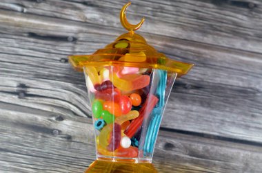 Ramazan lambası, şekerleme, jelibon, şekerleme, jelibon ya da reçelli şeker, jelatin bazlı çiğnenebilir şeker. Jelibon, jöle şekerlemeler çeşitli şekillerde şekerler.