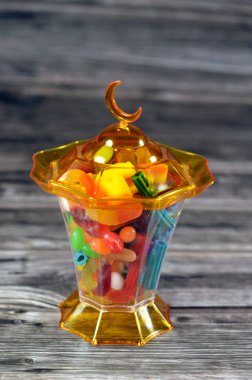 Ramazan lambası, şekerleme, jelibon, şekerleme, jelibon ya da reçelli şeker, jelatin bazlı çiğnenebilir şeker. Jelibon, jöle şekerlemeler çeşitli şekillerde şekerler.