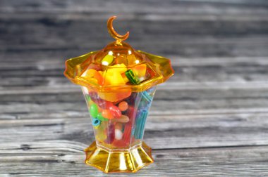 Ramazan lambası, şekerleme, jelibon, şekerleme, jelibon ya da reçelli şeker, jelatin bazlı çiğnenebilir şeker. Jelibon, jöle şekerlemeler çeşitli şekillerde şekerler.