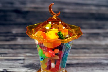 Ramazan lambası, şekerleme, jelibon, şekerleme, jelibon ya da reçelli şeker, jelatin bazlı çiğnenebilir şeker. Jelibon, jöle şekerlemeler çeşitli şekillerde şekerler.