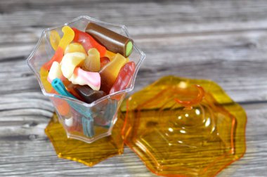 Ramazan lambası, şekerleme, jelibon, şekerleme, jelibon ya da reçelli şeker, jelatin bazlı çiğnenebilir şeker. Jelibon, jöle şekerlemeler çeşitli şekillerde şekerler.