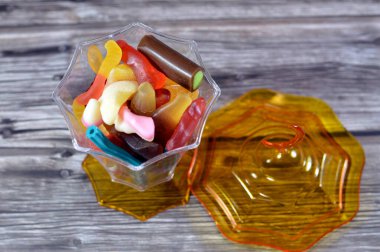 Ramazan lambası, şekerleme, jelibon, şekerleme, jelibon ya da reçelli şeker, jelatin bazlı çiğnenebilir şeker. Jelibon, jöle şekerlemeler çeşitli şekillerde şekerler.