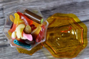 Ramazan lambası, şekerleme, jelibon, şekerleme, jelibon ya da reçelli şeker, jelatin bazlı çiğnenebilir şeker. Jelibon, jöle şekerlemeler çeşitli şekillerde şekerler.