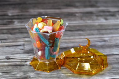 Ramazan lambası, şekerleme, jelibon, şekerleme, jelibon ya da reçelli şeker, jelatin bazlı çiğnenebilir şeker. Jelibon, jöle şekerlemeler çeşitli şekillerde şekerler.