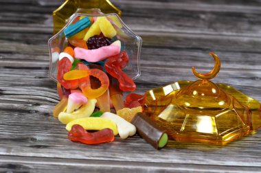 Ramazan lambası, şekerleme, jelibon, şekerleme, jelibon ya da reçelli şeker, jelatin bazlı çiğnenebilir şeker. Jelibon, jöle şekerlemeler çeşitli şekillerde şekerler.