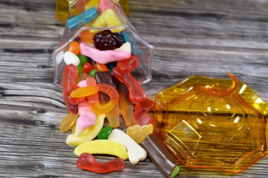 Ramazan lambası, şekerleme, jelibon, şekerleme, jelibon ya da reçelli şeker, jelatin bazlı çiğnenebilir şeker. Jelibon, jöle şekerlemeler çeşitli şekillerde şekerler.