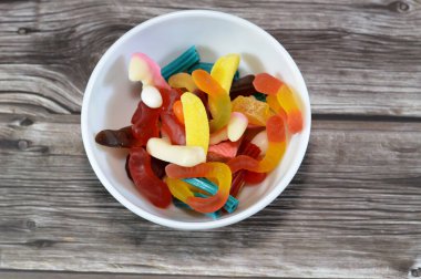 Jelibon, jelibon, jelibon, şekerleme, jelibon, jelatin bazlı çiğnenebilir şeker. Jelibon jöleli şekerler çeşitli şekillerde şekerlemeler, çocuklar için popüler bir şekerleme.