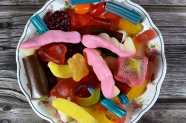 Jelibon, jelibon, jelibon, şekerleme, jelibon, jelatin bazlı çiğnenebilir şeker. Jelibon jöleli şekerler çeşitli şekillerde şekerlemeler, çocuklar için popüler bir şekerleme.