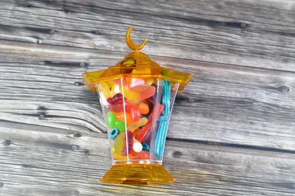 Ramazan lambası, şekerleme, jelibon, şekerleme, jelibon ya da reçelli şeker, jelatin bazlı çiğnenebilir şeker. Jelibon, jöle şekerlemeler çeşitli şekillerde şekerler.