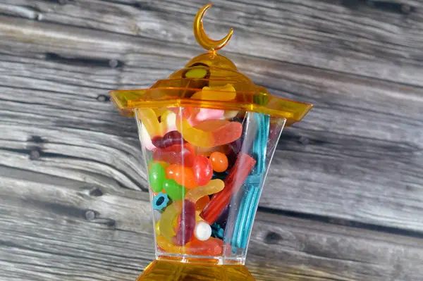 Ramazan lambası, şekerleme, jelibon, şekerleme, jelibon ya da reçelli şeker, jelatin bazlı çiğnenebilir şeker. Jelibon, jöle şekerlemeler çeşitli şekillerde şekerler.