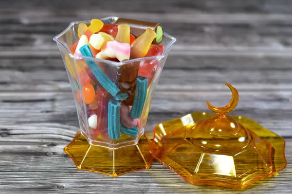 Ramazan lambası, şekerleme, jelibon, şekerleme, jelibon ya da reçelli şeker, jelatin bazlı çiğnenebilir şeker. Jelibon, jöle şekerlemeler çeşitli şekillerde şekerler.