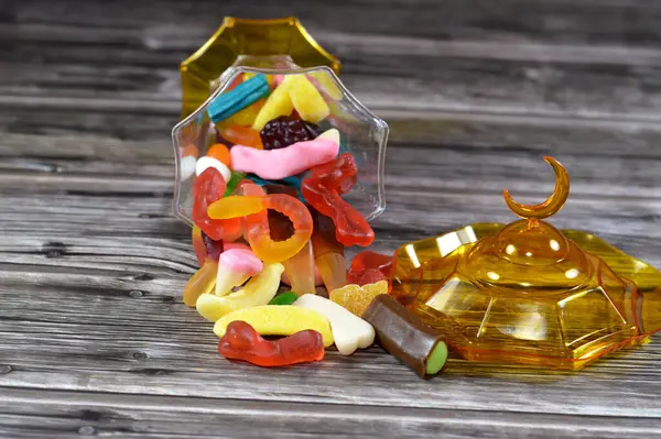 Ramazan lambası, şekerleme, jelibon, şekerleme, jelibon ya da reçelli şeker, jelatin bazlı çiğnenebilir şeker. Jelibon, jöle şekerlemeler çeşitli şekillerde şekerler.