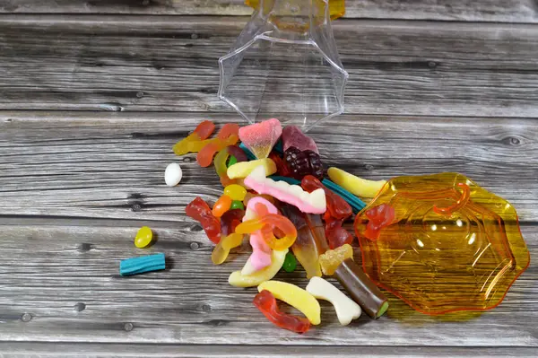 Ramazan lambası, şekerleme, jelibon, şekerleme, jelibon ya da reçelli şeker, jelatin bazlı çiğnenebilir şeker. Jelibon, jöle şekerlemeler çeşitli şekillerde şekerler.