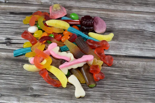 Jelibon, jelibon, jelibon, şekerleme, jelibon, jelatin bazlı çiğnenebilir şeker. Jelibon jöleli şekerler çeşitli şekillerde şekerlemeler, çocuklar için popüler bir şekerleme.