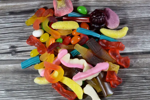 Jelibon, jelibon, jelibon, şekerleme, jelibon, jelatin bazlı çiğnenebilir şeker. Jelibon jöleli şekerler çeşitli şekillerde şekerlemeler, çocuklar için popüler bir şekerleme.