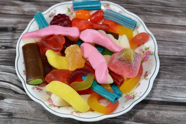 Jelibon, jelibon, jelibon, şekerleme, jelibon, jelatin bazlı çiğnenebilir şeker. Jelibon jöleli şekerler çeşitli şekillerde şekerlemeler, çocuklar için popüler bir şekerleme.