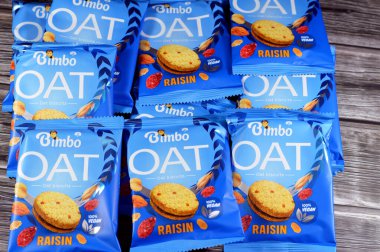 Kahire, Mısır, 22 Şubat 2024: Kuru üzümlü ve kakaolu Bimbo Yulaf Bisküvileri, yulaf ezmeli kuru üzümlü ve kuru üzümlü kurabiyelerden yapılan bir çeşit kurabiye türüdür.