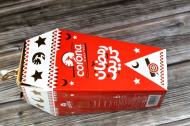 Kahire, Mısır, 22 Şubat 2024: Corona (şekerlemeci) Ramazan ayı bisküvi ve çikolata dolu Fanous fener lambası, Mısır ve Ortadoğu 'da oruç ayı kutlamaları için seçici bir odak noktası