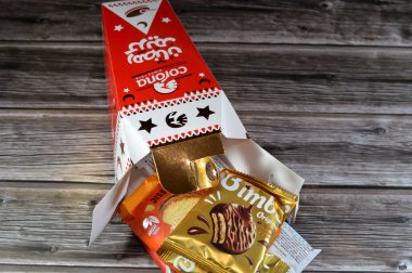 Kahire, Mısır, 22 Şubat 2024: Corona (şekerlemeci) Ramazan ayı bisküvi ve çikolata dolu Fanous fener lambası, Mısır ve Ortadoğu 'da oruç ayı kutlamaları için seçici bir odak noktası