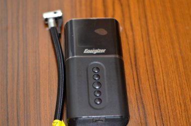 Kahire, Mısır, 23 Şubat 2024: Nihai taşınabilir hava kompresörü, pille çalışan, nozüller, yol gösteren gösterge ışıkları, araba, bisiklet, motosiklet, top gibi çözümleri şişirmek ve şarj etmek için