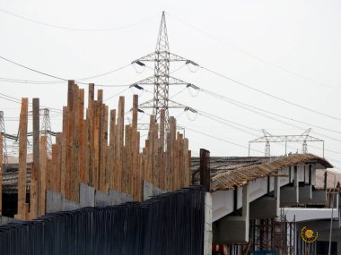 Giza, Mısır, 23 Şubat 2024: İnşaat halindeki yeni bir köprü, araçlar için eksik trafik köprüsü, Mısır 'da yeni gayrimenkul projeleri ve trafik ve taşımacılık altyapısı