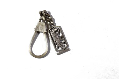 Bir kartal ya da şahin, üzerinde gümüş değerli bir metal anahtarlık madalyası, döviz kuru pazarlama ve değeri, ticaret, gümüş konseptin fiyatı, değerli bir mağaza olarak yatırım olan bir yılan yakalar.