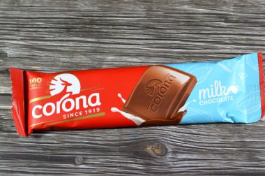 Kahire, Mısır, 22 Şubat 2024: Corona sütlü çikolata, Tommy Christo tarafından kurulan Corona şirketinin tatlı sütlü çikolatası.